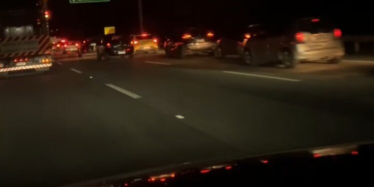 Pane em carreta carregada com 54 toneladas de pedra causa congestionamento na Mogi-Dutra