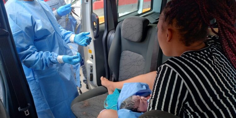 Bebê nasce dentro de carro após bombeiros fazerem parto de emergência em Suzano