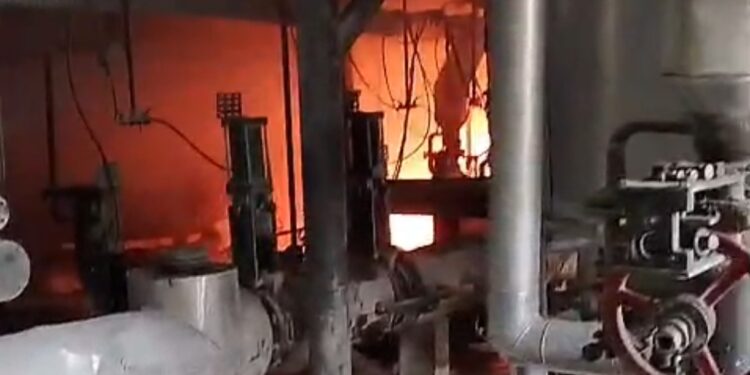 Incêndio atinge fábrica em Itaquaquecetuba
